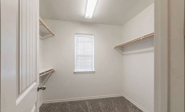 Building Photo - AVAILABLE NOW - Cozy Temple Townhome
