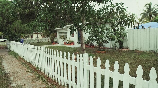 Building Photo - 413 NE 8th St