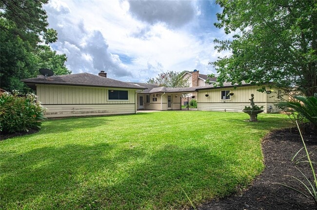 Building Photo - 319 Forest Lake Dr