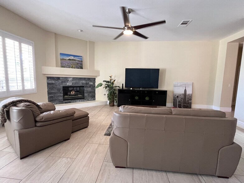 Building Photo - 9499 Castillana Ct