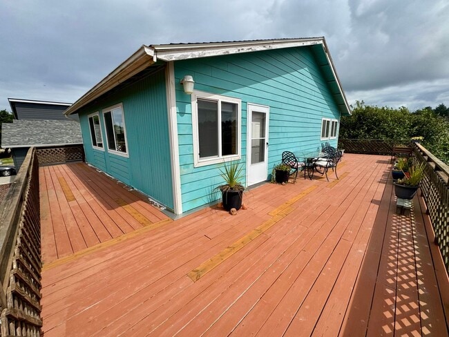 Building Photo - Ocean Park 2-Story Home, Deck with Views, Separate Living Spaces