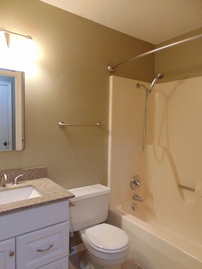 Building Photo - Inviting 3 Bed 2 Bath House