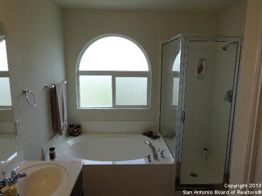 Building Photo - Spacious 3/2.5 in Cibolo