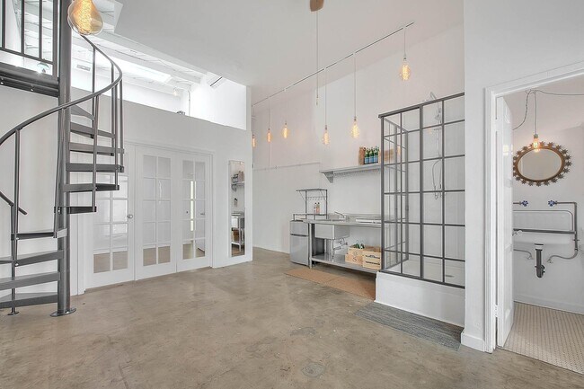 Building Photo - 1135 N La Brea Ave