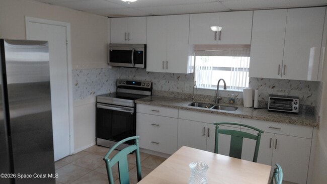 Building Photo - 9357 Victoria Dr