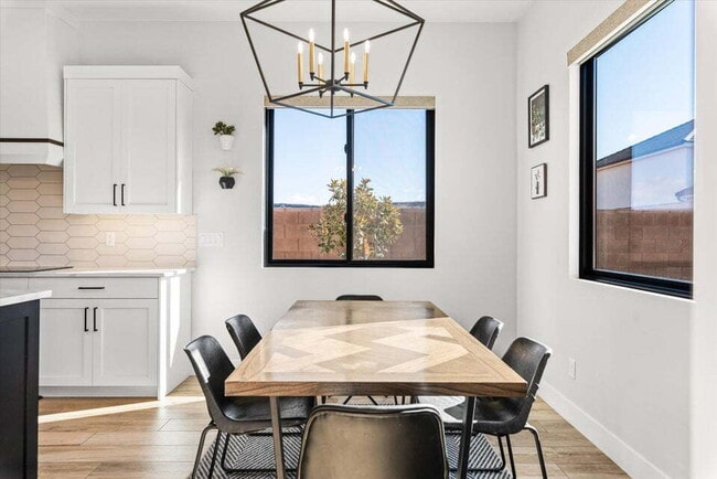 Building Photo - "Beautiful 4-Bed Oasis with 2.5 Baths in Serene Dixie Springs Community"