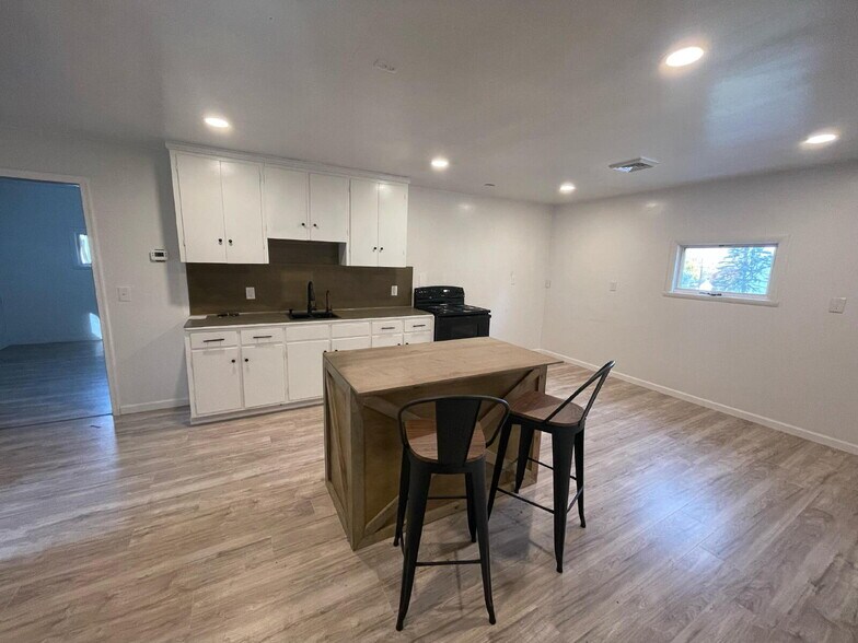 Building Photo - 272 River Rd