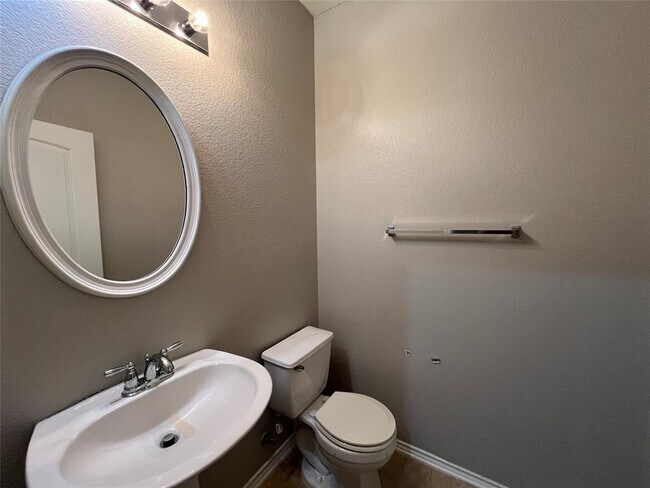 Building Photo - 2504 St James Pl