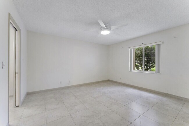 Building Photo - 1521 NW 18th Ave