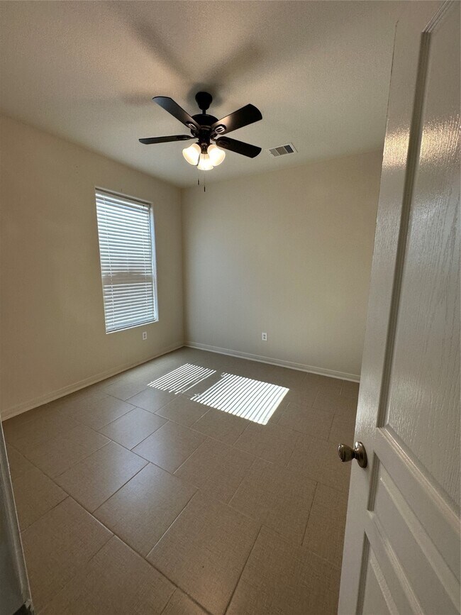 Building Photo - 10011 Sanders Rose Lane