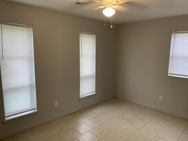 Building Photo - 2608 SE 45th St