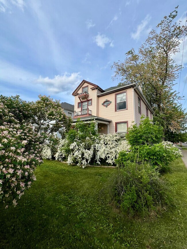 Building Photo - AVAILABLE JUNE - Upper 2 Bed 1 Bath Apt w/ Private Laundry