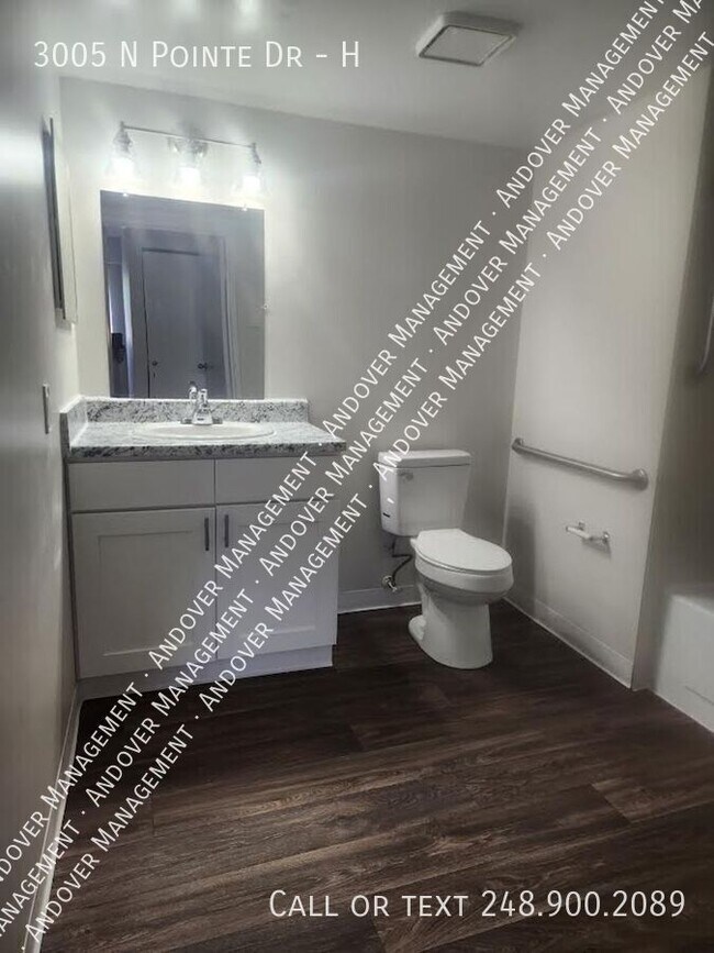 Building Photo - 3005 N Pointe Dr