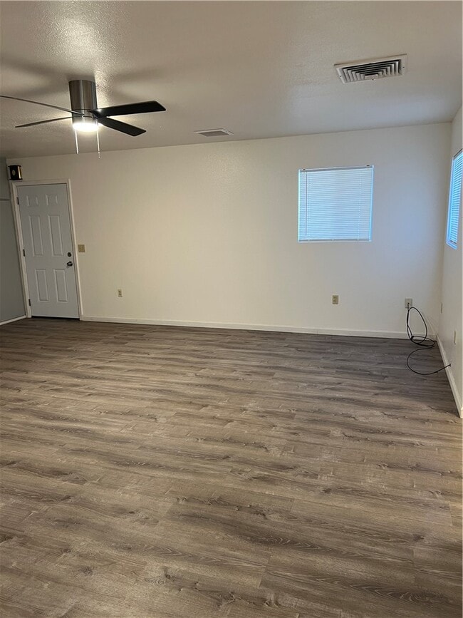 Building Photo - 2040 Swan Cove N