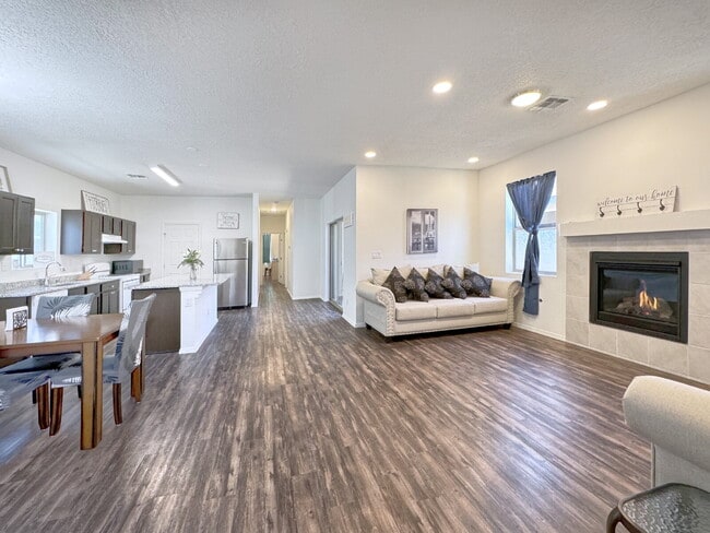 Building Photo - Almost new home in Mountain Hawk area of Northern Rio Rancho.
