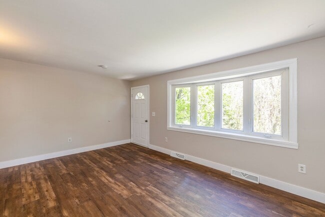 Building Photo - Renovated Ranch 3 BR/1BA/1 car garage w Fu...
