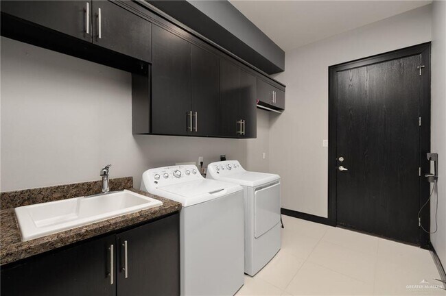 Building Photo - 305 N Mockingbird Ave