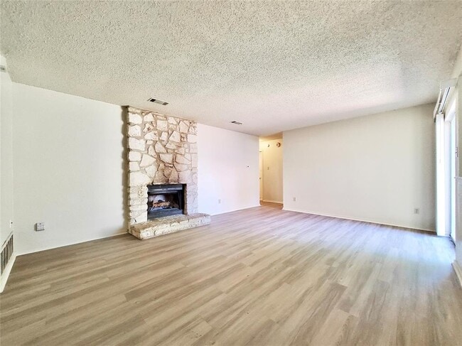 Building Photo - 2827 Wilcrest Dr