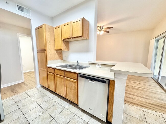 Building Photo - ** FAIRWAY PRESERVE ** 2 BED / 2 BATH COND...