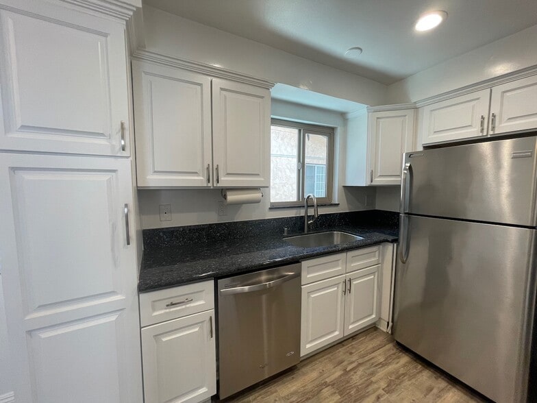 Kitchen - 718 N Guadalupe Ave