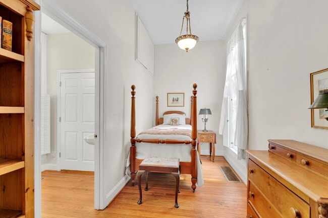 Building Photo - Beautiful Furnished 3 Bedroom Home in Historic District