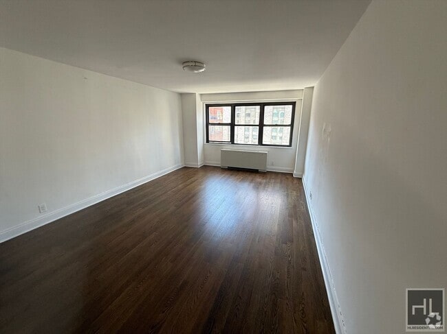 Building Photo - 400 E 89th St