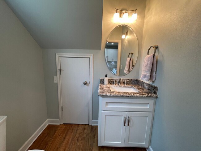 Building Photo - Amazing detached 2/2.5 duplex in Central Austin!!!