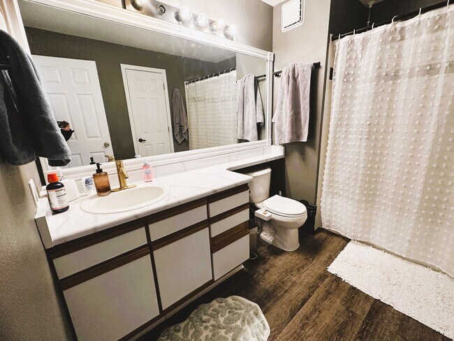 Building Photo - "Charming 1-Bedroom Condo with Mountain Views & Pool in Prime Boulder Location!"