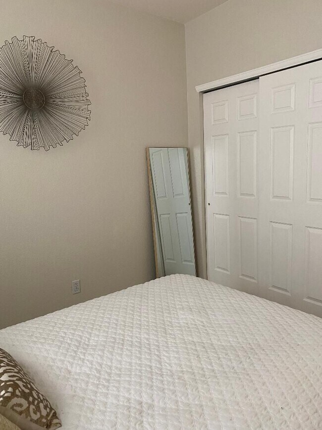 Building Photo - Lovely 2 Bed Plus Office Ranch Home on Eastside