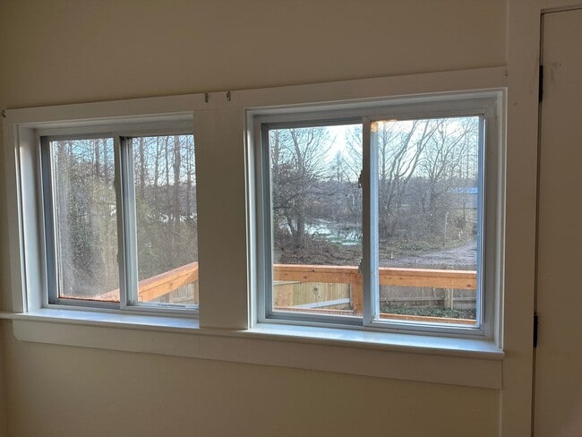 Building Photo - 2 Bedroom 1 Bath cottage with Lake View!