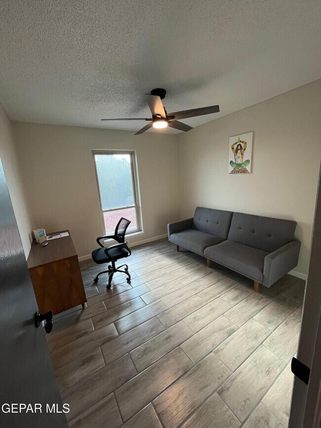 Building Photo - 932 Oneida Dr