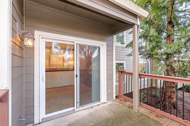 Building Photo - Great Location! 2 bedroom, 2.5 Bathroom To...