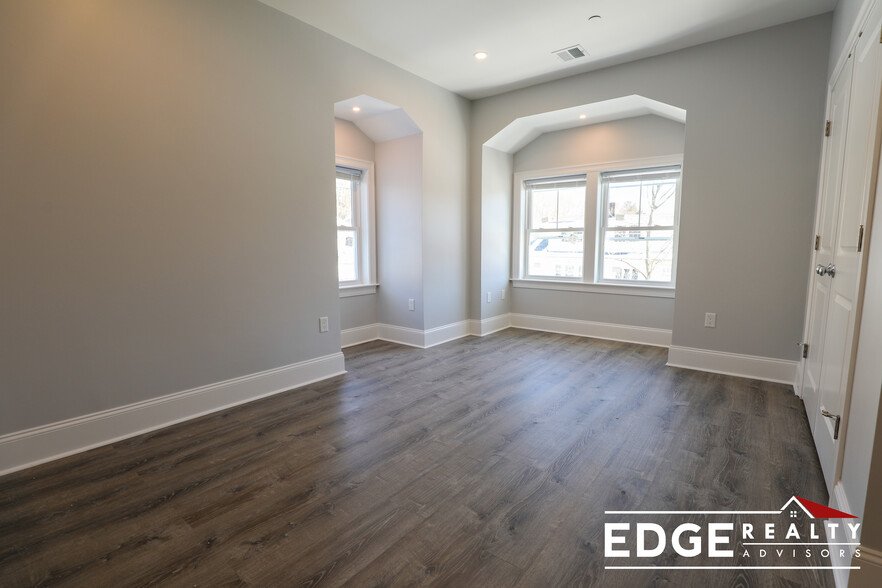 Building Photo - 128 Kenrick St