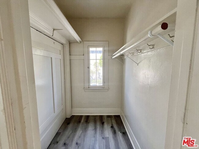 Building Photo - 946 S Burlington Ave