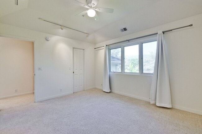 Building Photo - Large 3,767 sqft home on a 10,000 sqft lot- 2 bed located on 1st floor w/ separate entrance - Top...