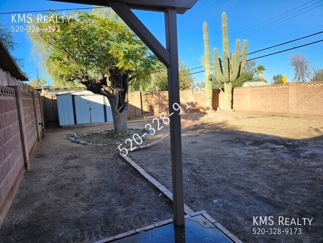 Building Photo - 2565 N Fair Oaks Ave