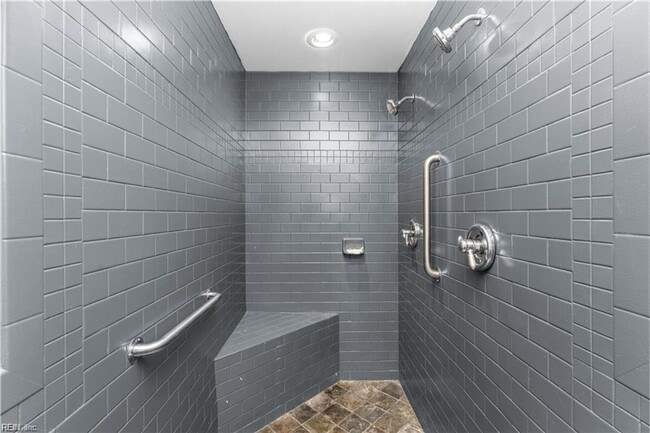 Building Photo - One-of-a-Kind 6-Bedroom Property