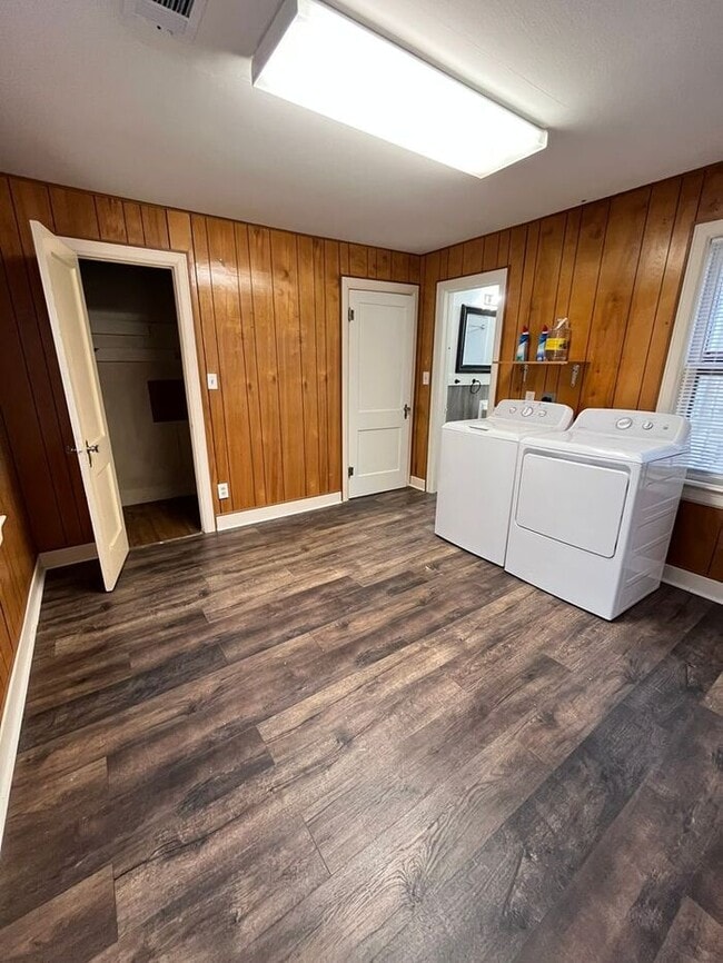 Building Photo - Spacious 1 bed 1 bath