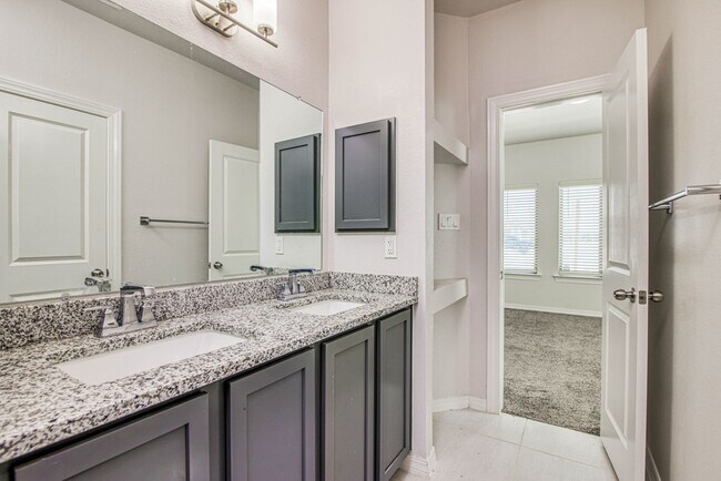 Building Photo - Beautiful  House 3 beds/3 baths. This Prop...