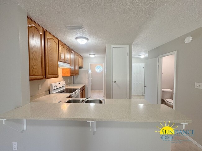Building Photo - Newly Renovated 2BR/1.5BA Townhouse in For...