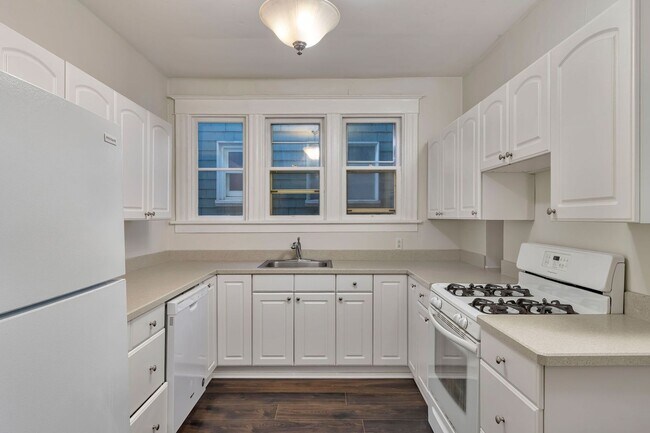 Building Photo - Vintage Charm Meets Modern Comfort in NW Portland