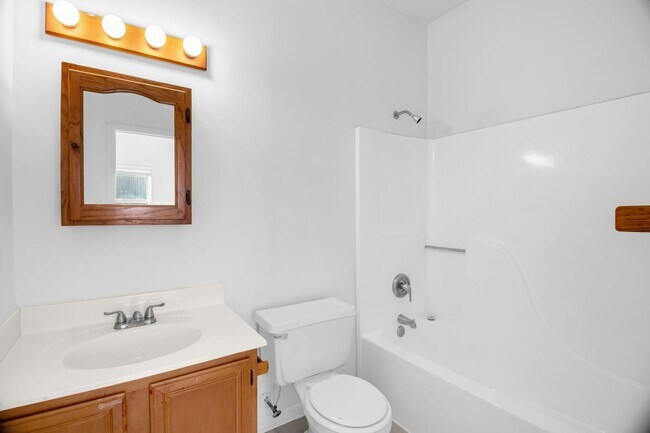 Building Photo - Cozy Home located in Greensboro