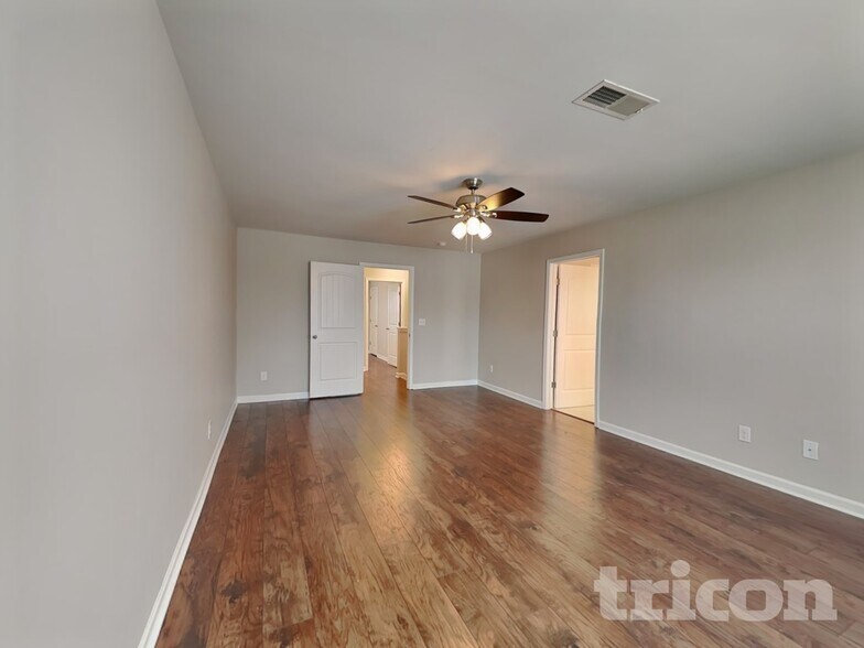 Building Photo - 832 Foxdale Dr