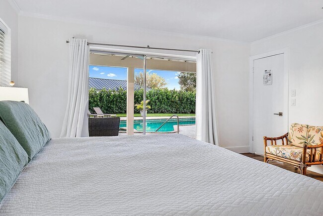 Building Photo - 305 Country Club Dr