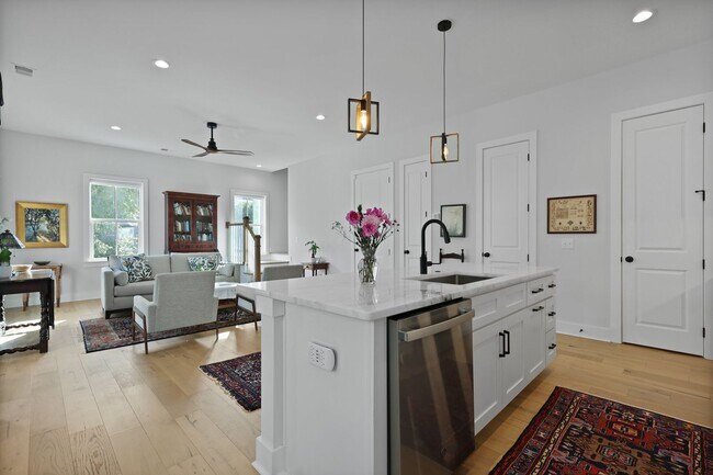 Building Photo - Elevated Charleston Charmer
