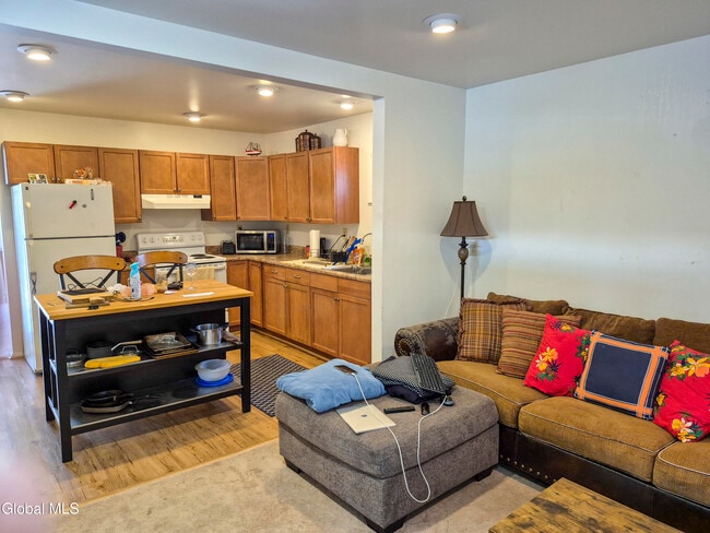 Building Photo - 524 Maple Ave