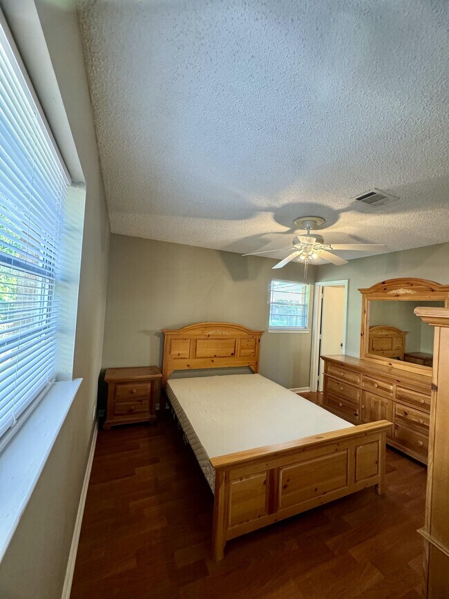 Building Photo - 2085 Trailwood Dr