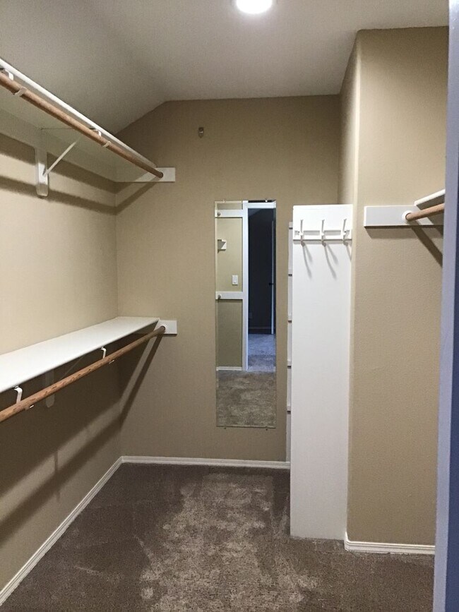 Building Photo - For Rent - Exceptional Murrayhill Location...