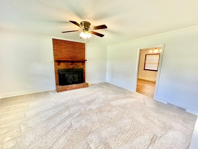 Building Photo - 4065 Pinehurst Dr