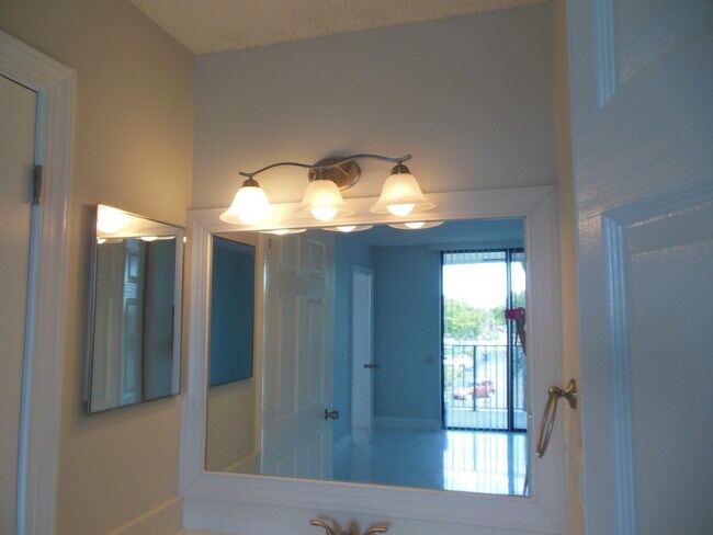 Building Photo - 728 Executive Center Dr